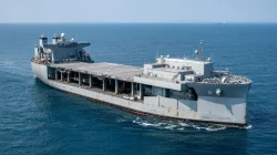 Kapal Perang AS Melintas