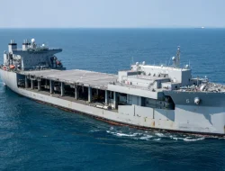 Kapal Perang AS Melintas di Selat Malaka