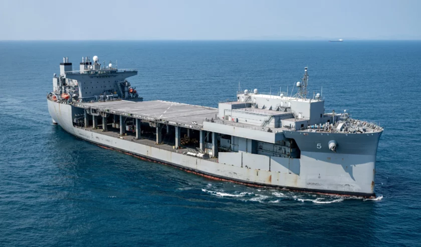 Kapal Perang AS Melintas