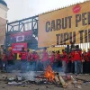Gerbang DPR Diselimuti Asap Hitam Buruh Bakar Ban dan Spanduk Tuntut Suara Didengar