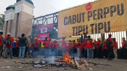 Gerbang DPR Diselimuti Asap Hitam Buruh Bakar Ban dan Spanduk Tuntut Suara Didengar