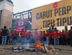Gerbang DPR Diselimuti Asap Hitam Buruh Bakar Ban dan Spanduk Tuntut Suara Didengar
